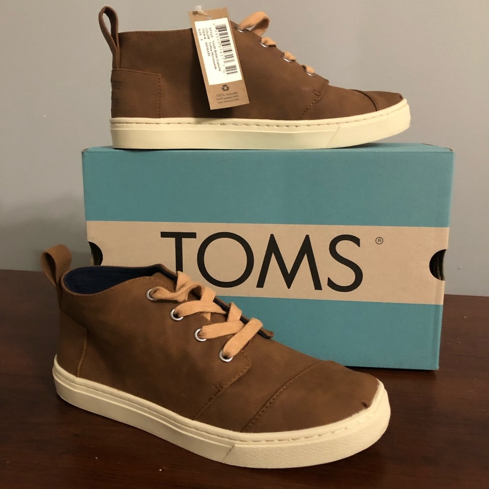 NWT TOMS YOUTH BOTA SNEAKERS SIZE 5
